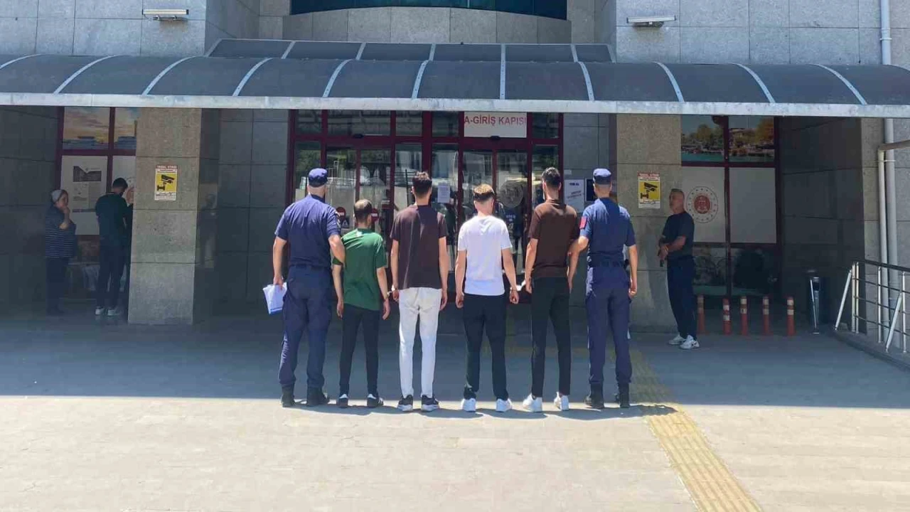 Irmaktaki teknenin kapısını kırıp içeride buldukları alkolle