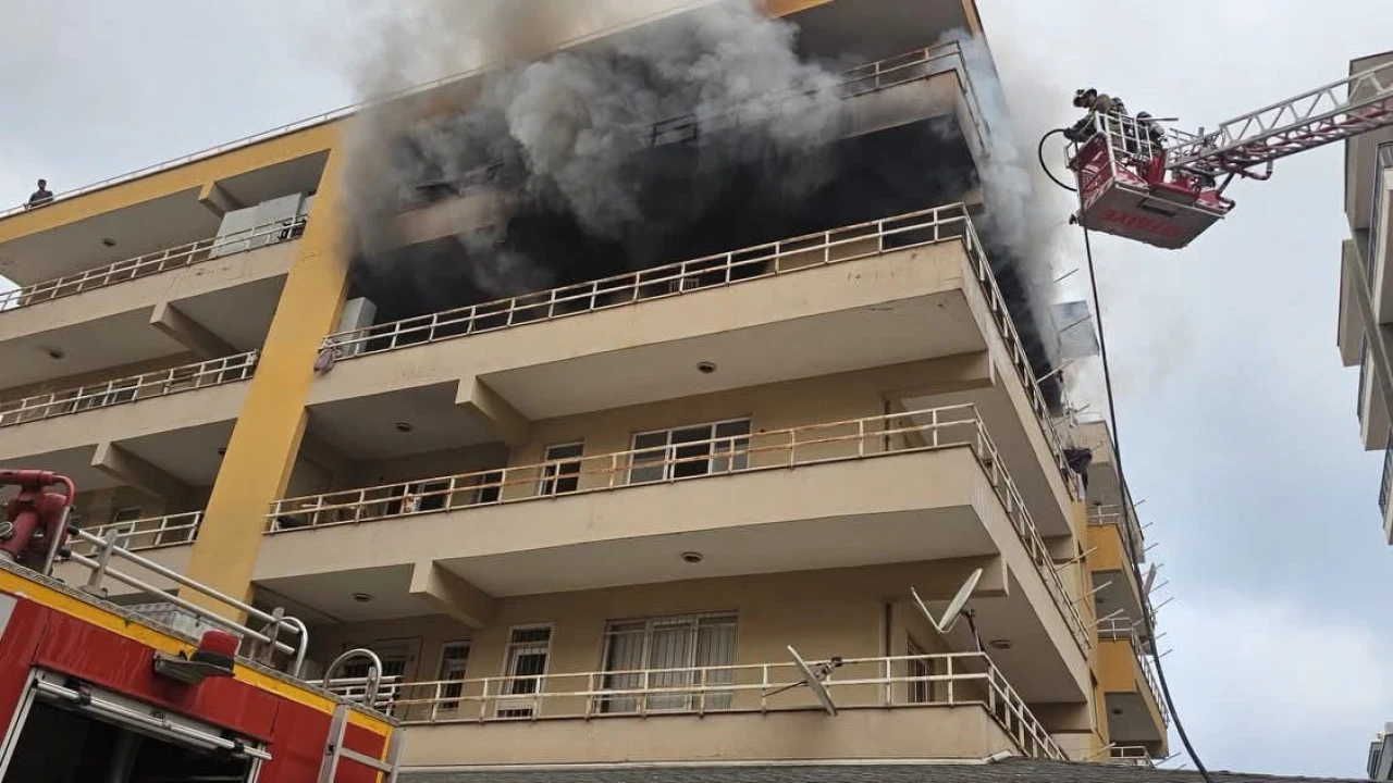 İskenderunda apartman dairesinden alevler yükseldi