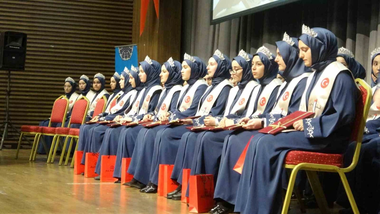 Ispartada hafızlık eğitimini tamamlayan 66 kız öğrenci icazet aldı
