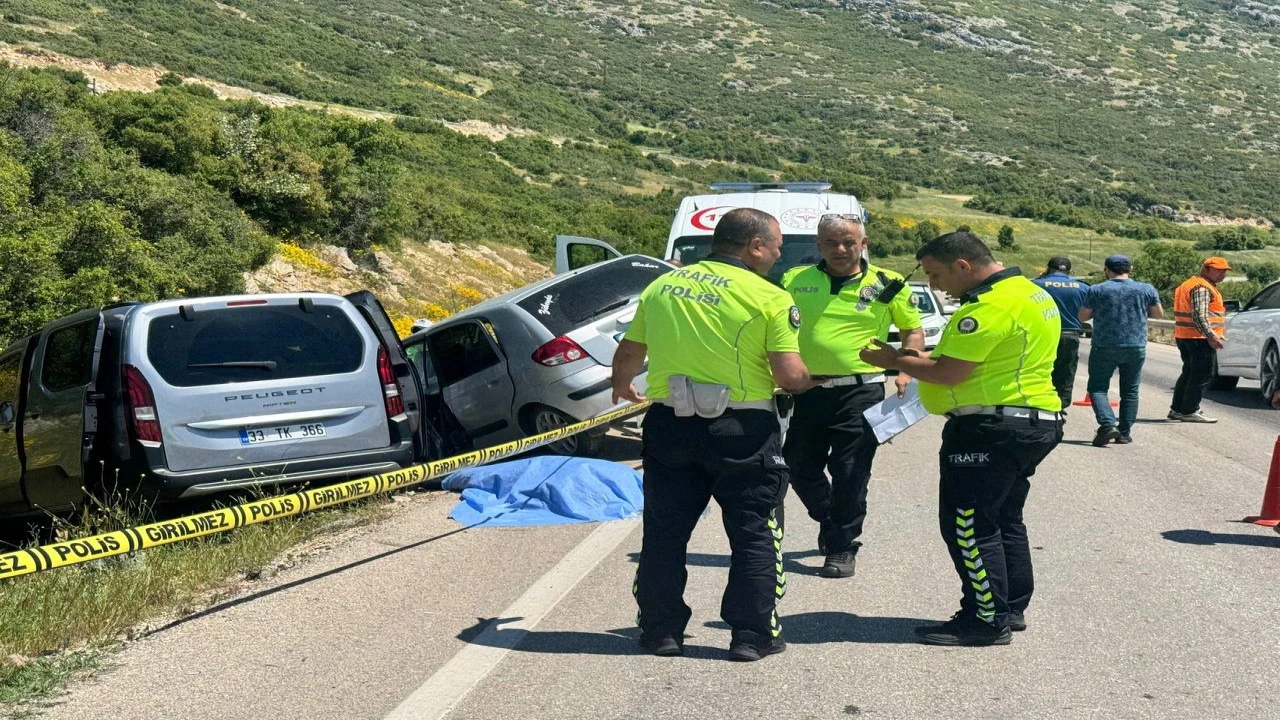 Ispartada iki otomobil çarpıştı: 1 ölü, 5 yaralı