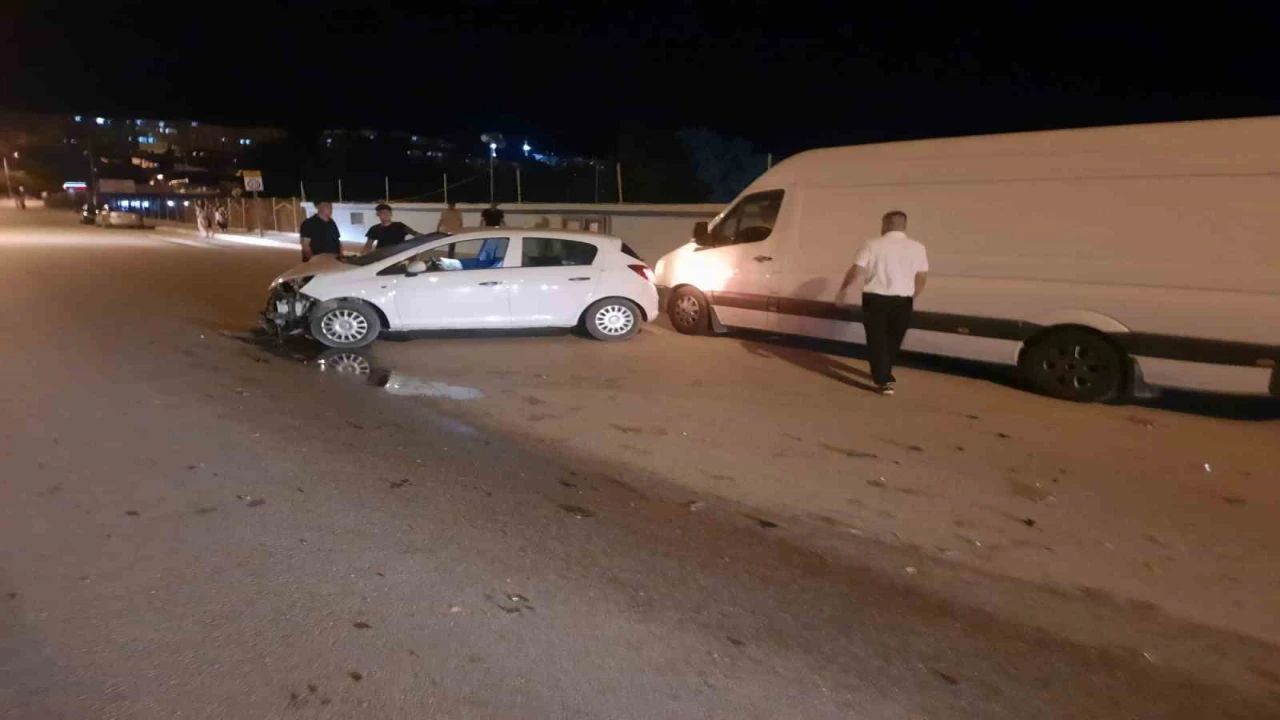 Ispartada kontrolden çıkan otomobil park halindeki araca çarptı: 1 yaralı