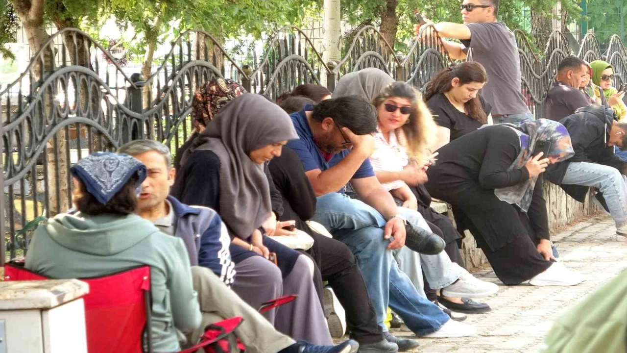 Ispartada öğrenciler gelecekleri için yarıştı, aileler kapıda ter döktü