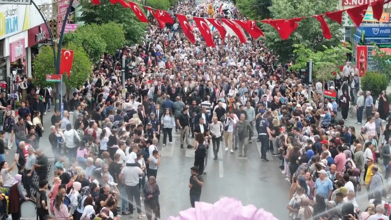 Ispartada Uluslararası Gül Festivali coşkusu: Binlerce kişi kortejde buluştu