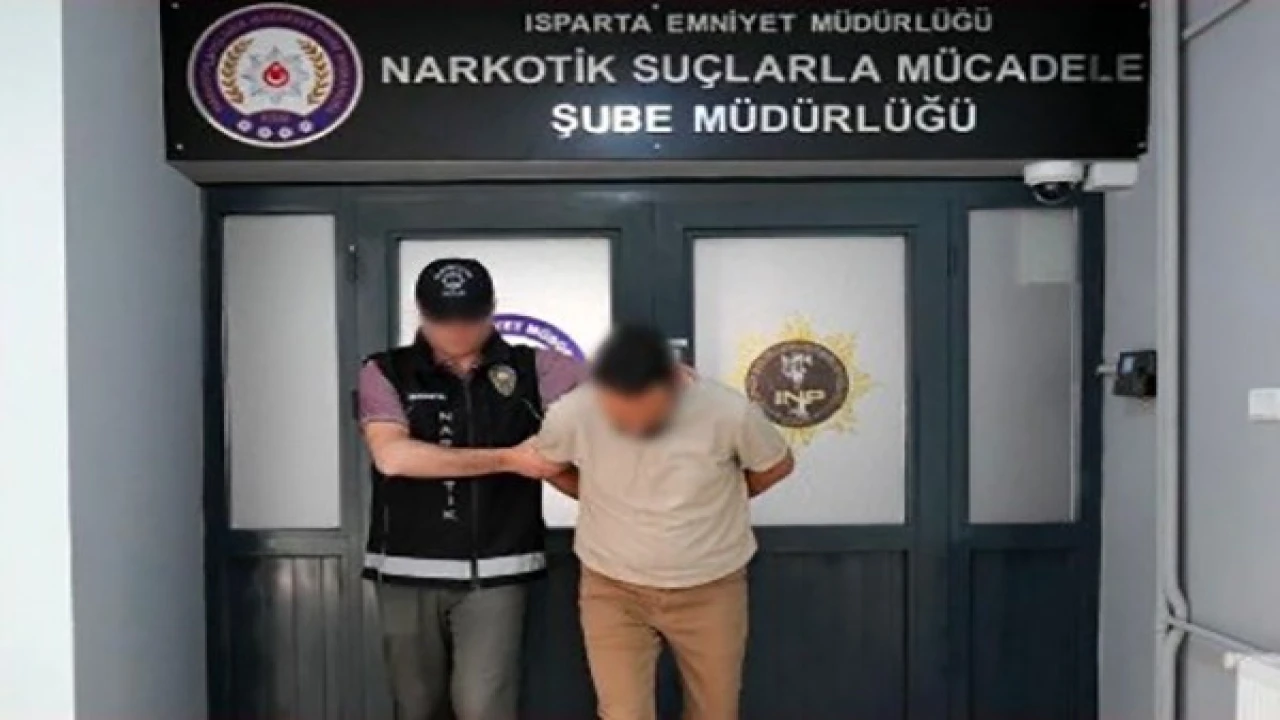 Ispartada uyuşturucu ticareti suçundan 10 yıl hapis cezasıyla aranan şahıs yakalandı