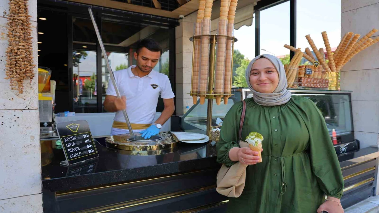 Kahramanmaraşta havaların ısınmasıyla Maraş dondurmasına ilg
