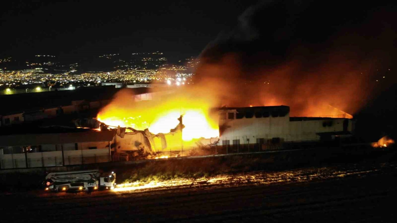 Kahramanmaraştaki fabrika yangını dron ile görüntülendi