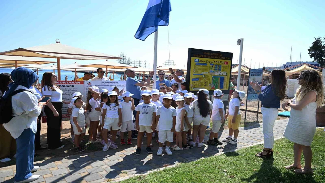 Kemer Belediyesi Halk Plajında mavi bayrak göndere