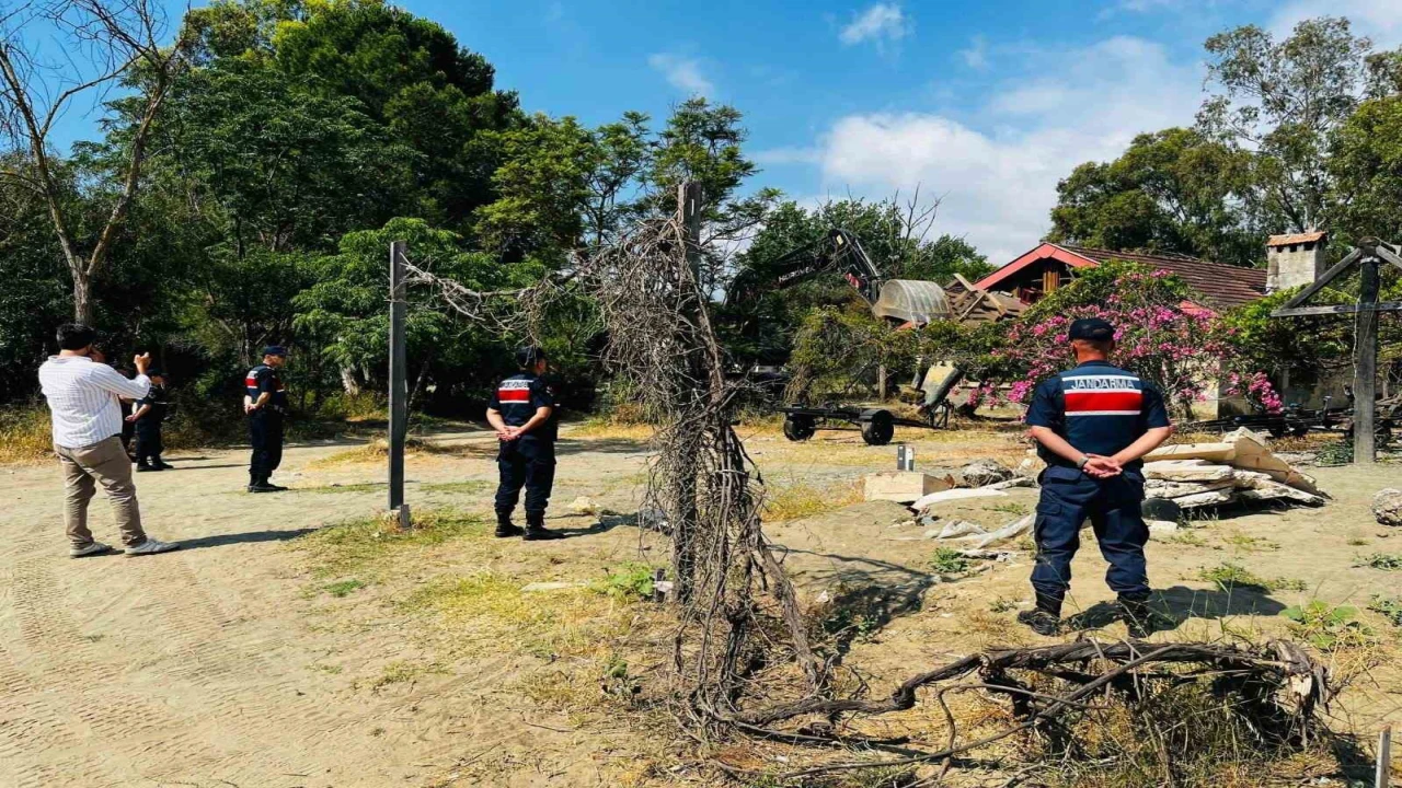 Kemerde kaçak bungalov yapılar yıkıldı