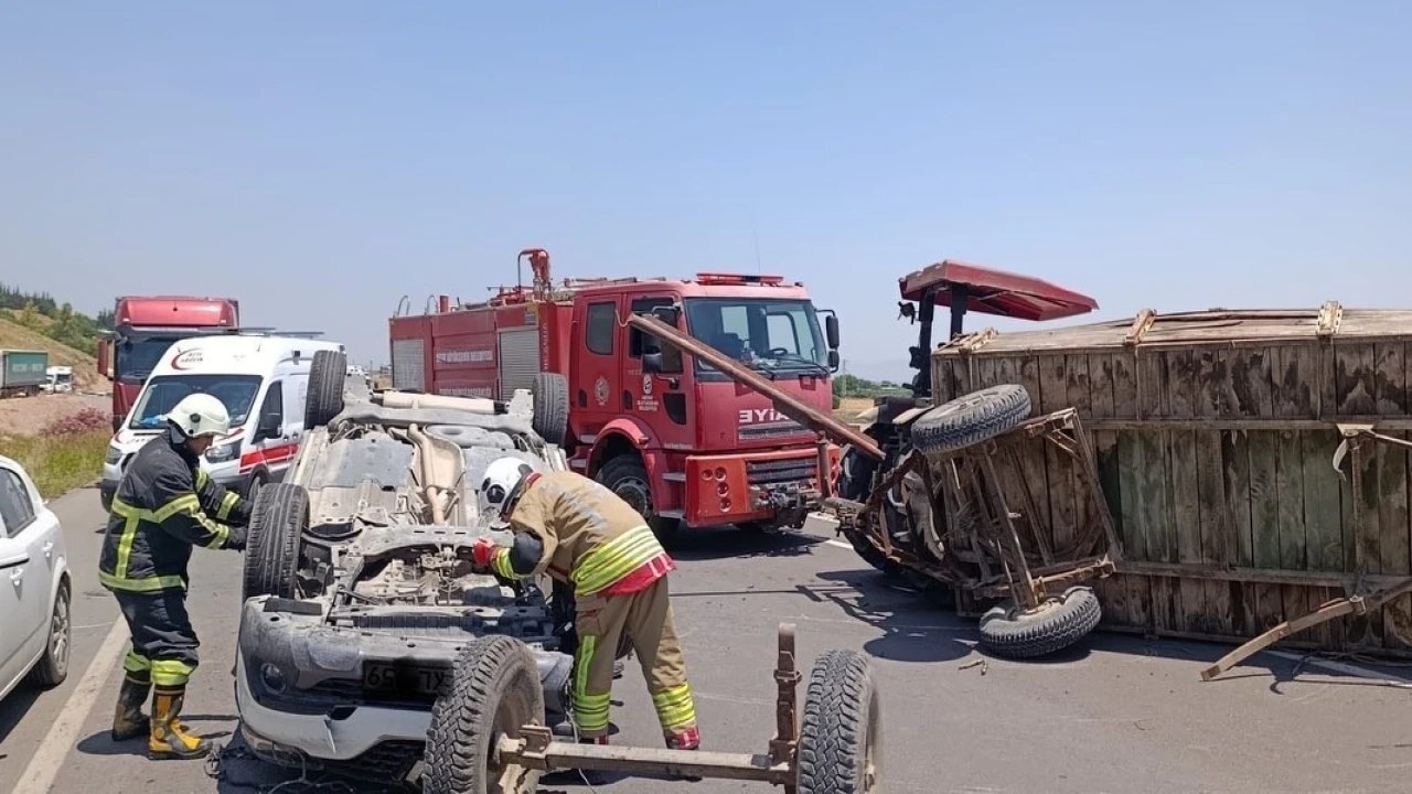 Kırıkhanda traktörle çarpışan otomobil takla attı: 2 yaralı