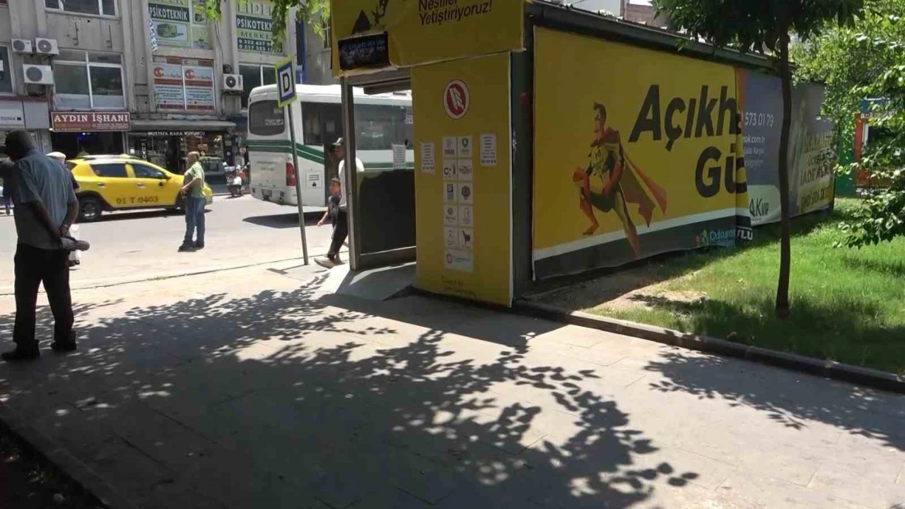 Klimalı duraklar devre dışı bırakıldı, vatandaş gölgeye sığındı