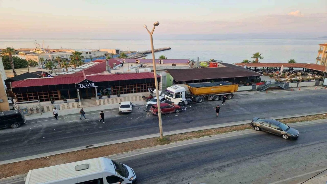 Kontrolden çıkan kamyon, park halindeki araçları biçti