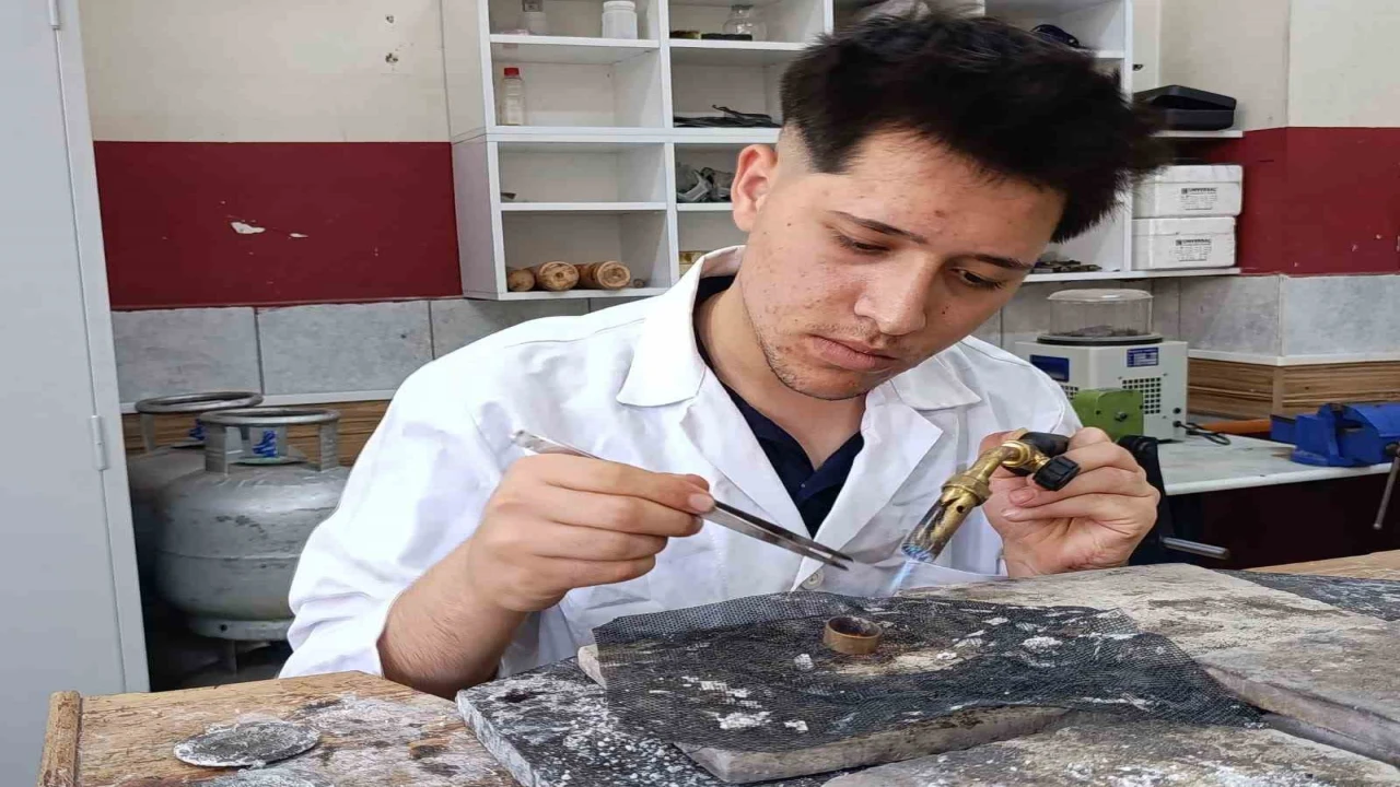 Kuyumcu çırağı yetiştiren lisenin öğrencileri sektörün gözdesi oldu