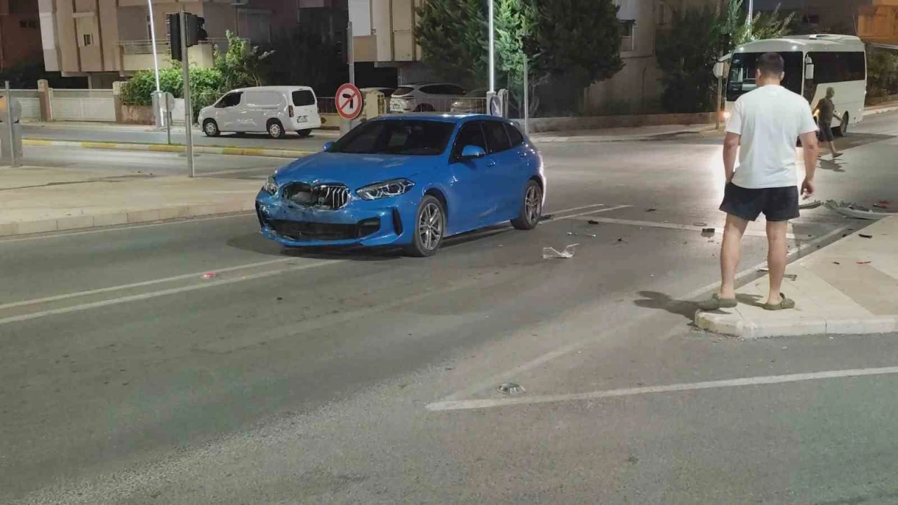 Manavgatta iki otomobil çarpıştı, sürücüler kazayı yara almadan atlattı