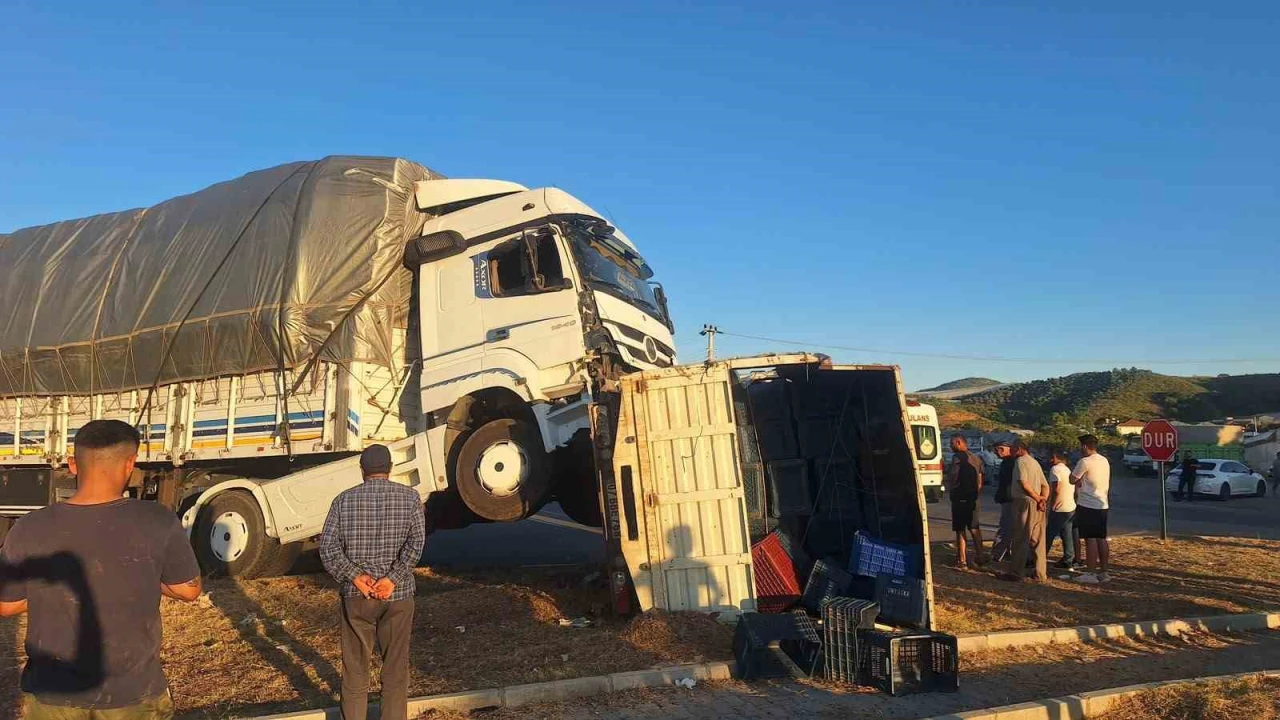 Manavgatta tır ile kamyonetin çarpıştığı kazada 1 kişi yaralandı