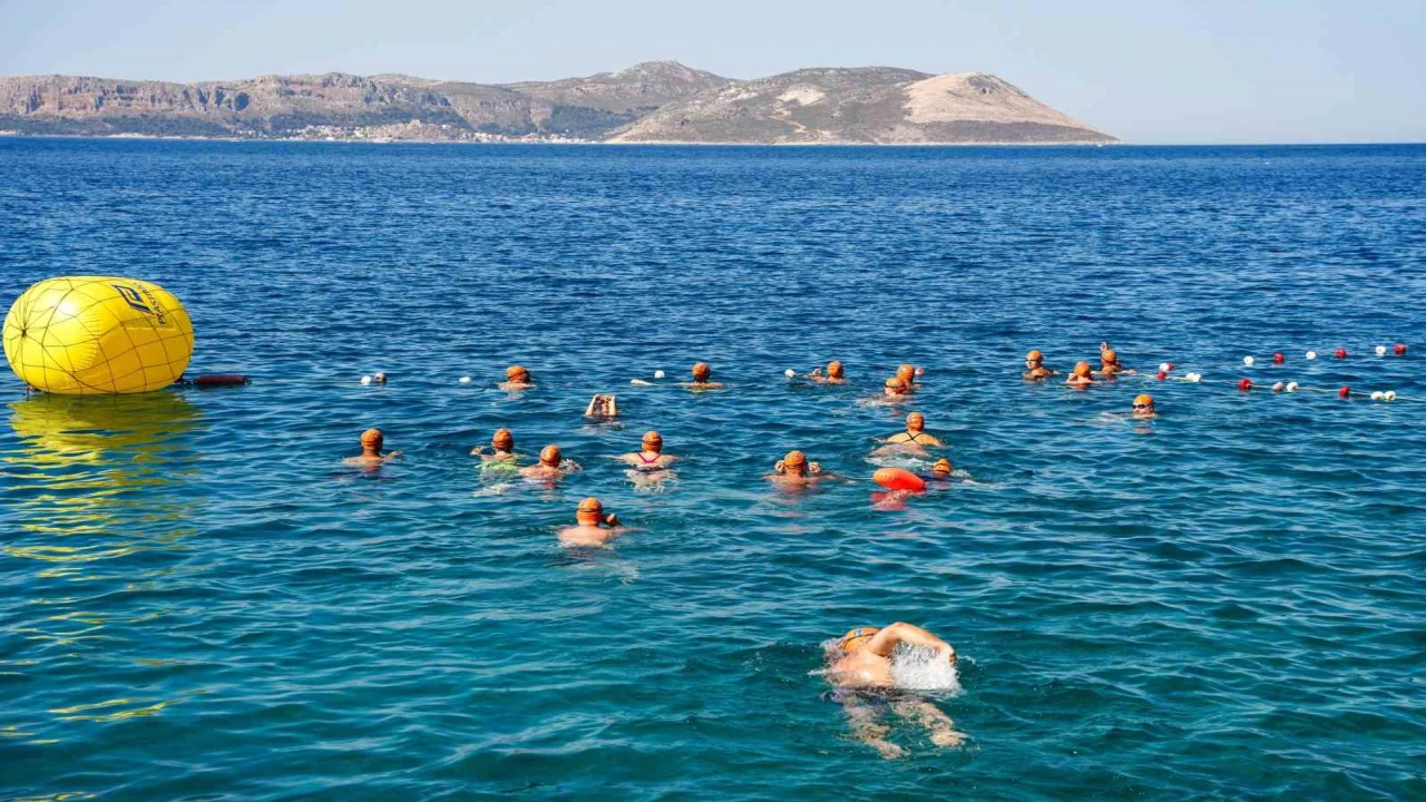 Meis-Kaş Yüzme Maratonunda sporcular dostluk için kulaç attı