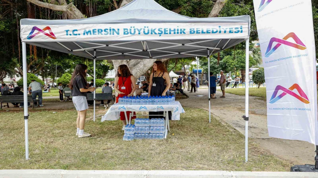 Mersin Büyükşehir Belediyesinden LGS günü su ikramı