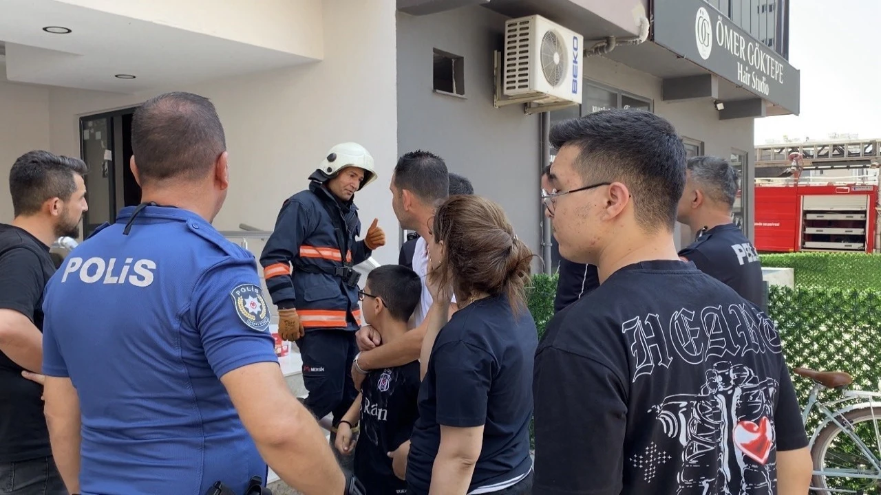 Mersinde 10 katlı binada yangın: Sağlık ekipleri dumandan etkilenenlere müdahale etti