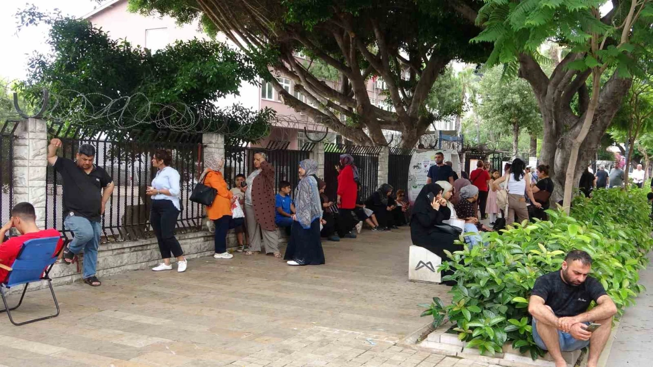 Mersinde 25 bin 965 öğrenci için LGS başladı: Çocuklar içerde aileleri dışarda ter döktü