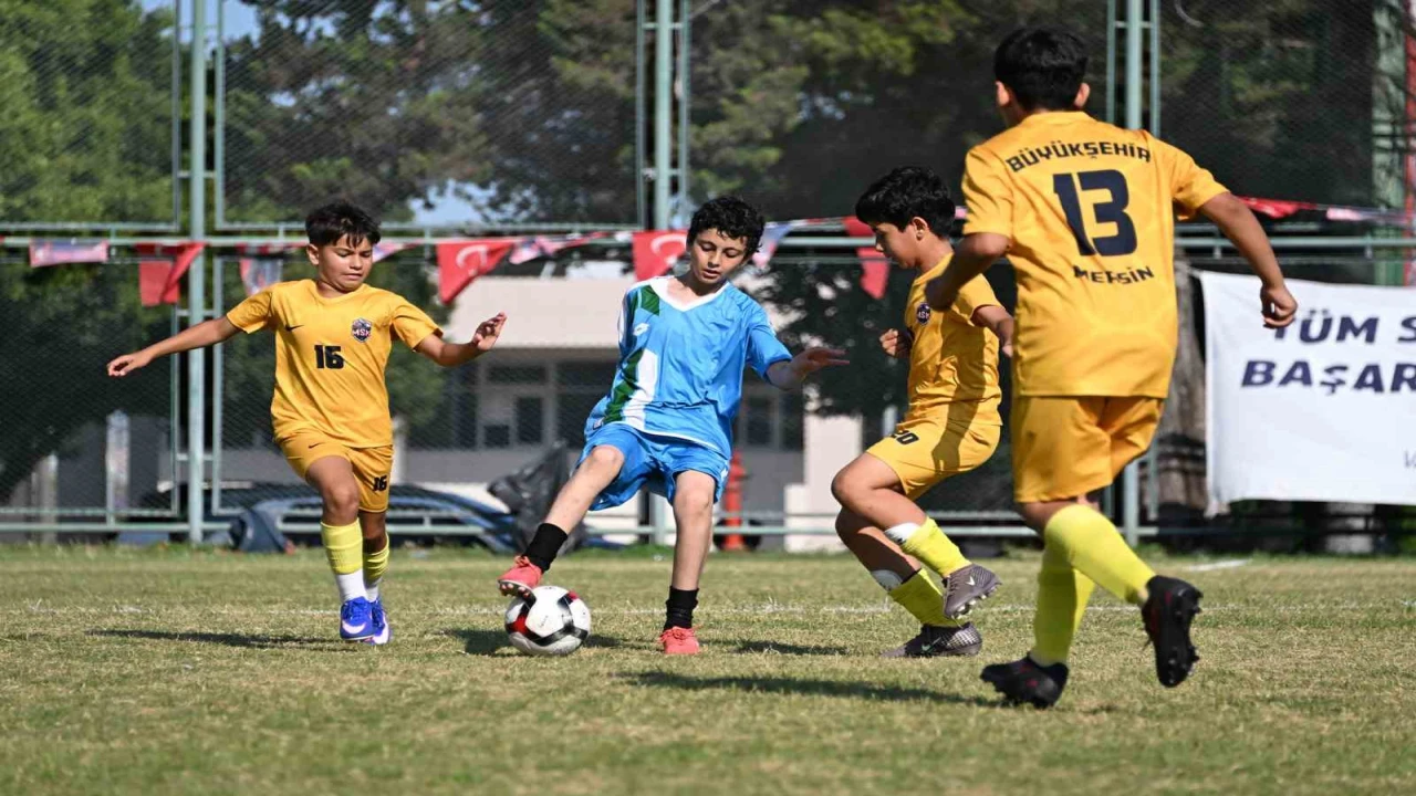 Mersinde 3 binden fazla çocuk futbol şöleninde buluştu