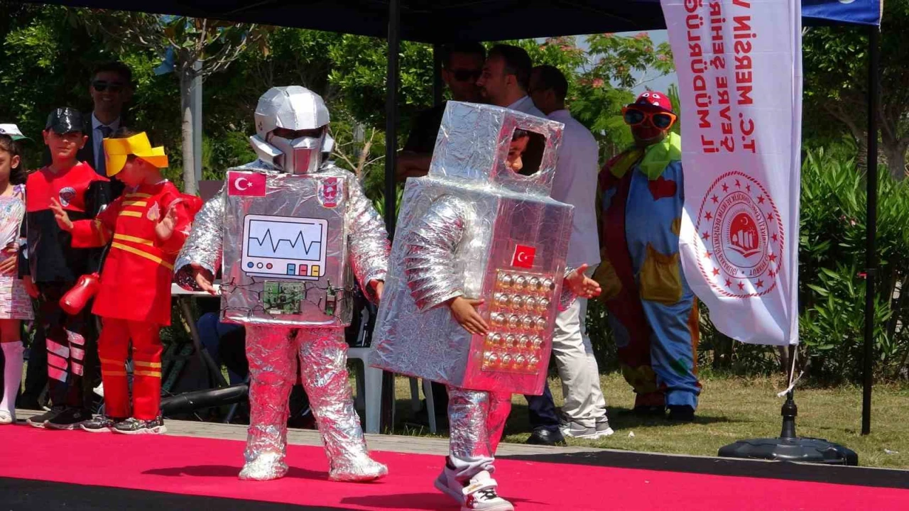 Mersinde atıklar tasarıma dönüştü, çocuklar podyuma çıktı