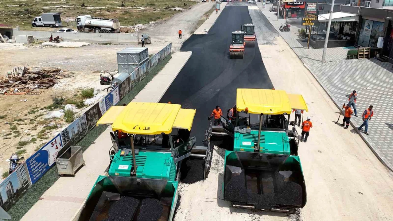 Mersinde bozulan yollar sıcak asfaltla yenilendi