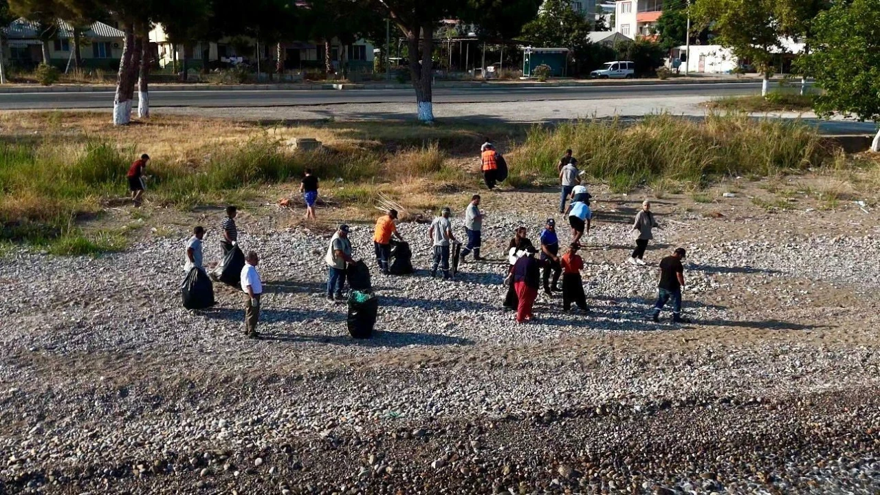 Mersinde gençlerden sahil temizliği seferberliği