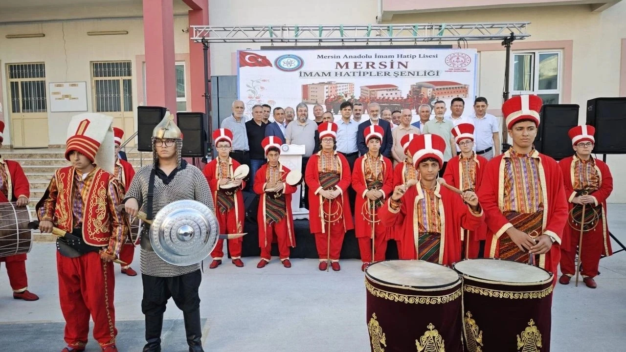 Mersinde İmam Hatip Okulları Şenliği yoğun katılımla gerçekleştirildi