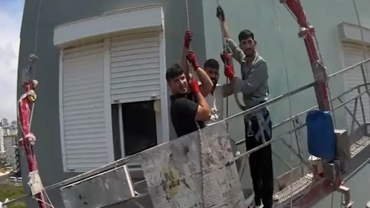 Mersinde iskelede mahsur kalan 3 işçi kurtarıldı