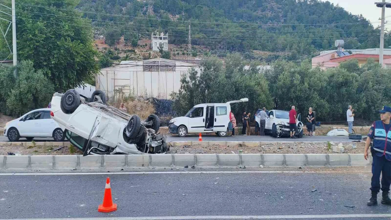 Mersinde kaza yapan otomobil takla attı: 2 yaralı