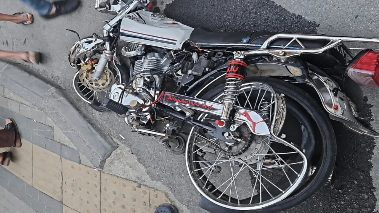 Mersinde otomobille çarpışan motosiklet sürücüsü ağır yaralandı