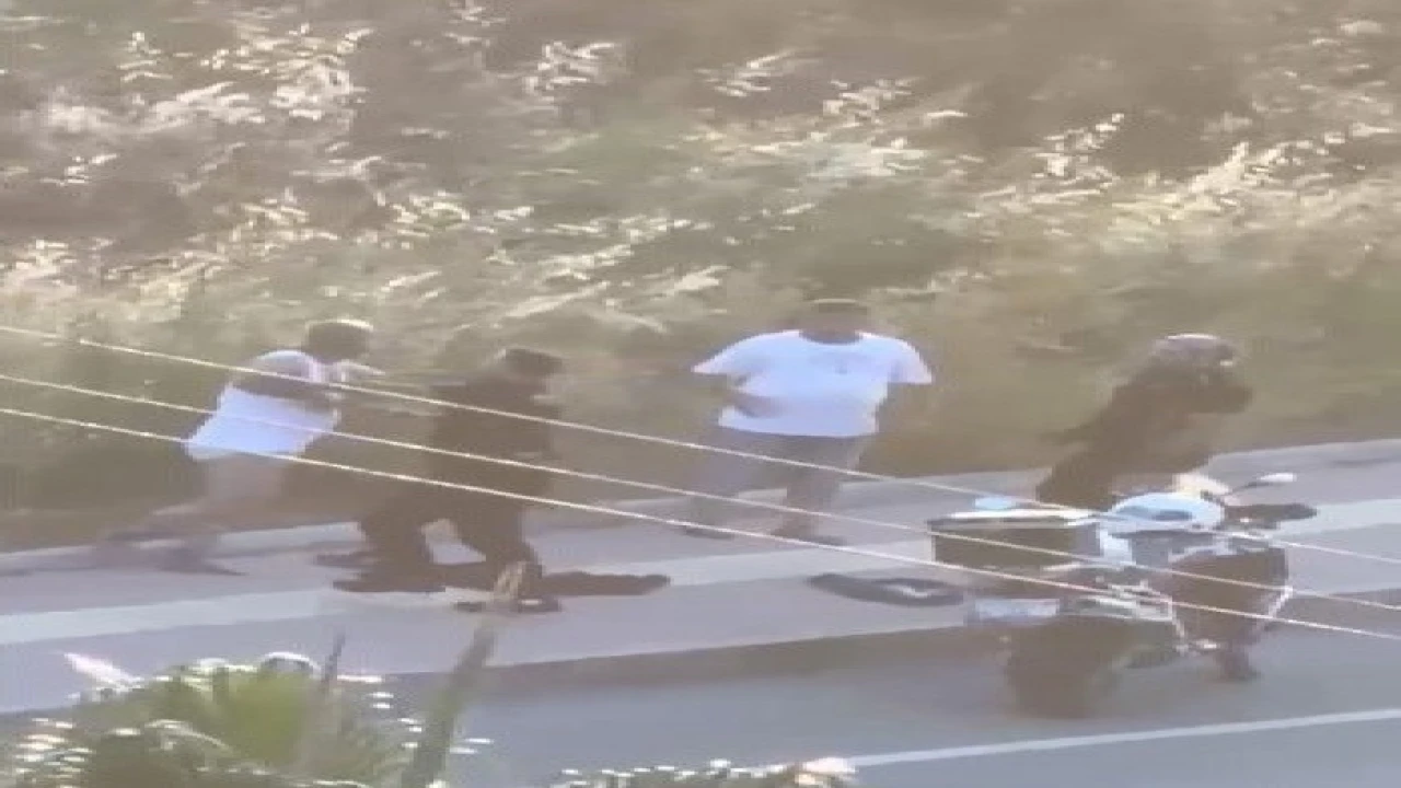 Mersinde üst aramasında polislere direnen şahıslar ile polisler arasında arbede