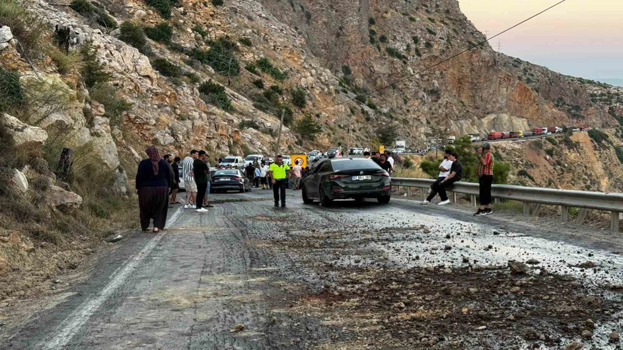 Mersinde yola akan mazot zincirleme kazaya neden oldu, 4 araç birbirine girdi