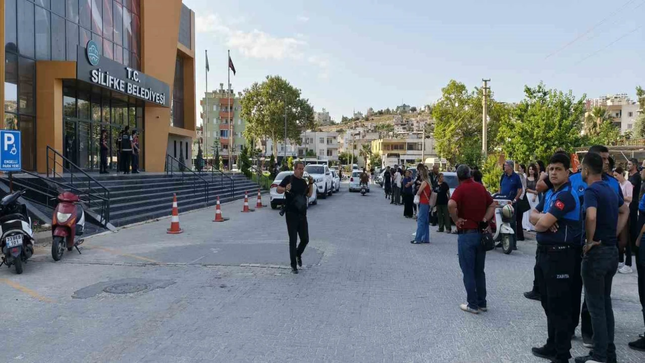 Mersinin Silifke Belediyesine operasyon: Başkan dahil çok sayıda isme gözaltı