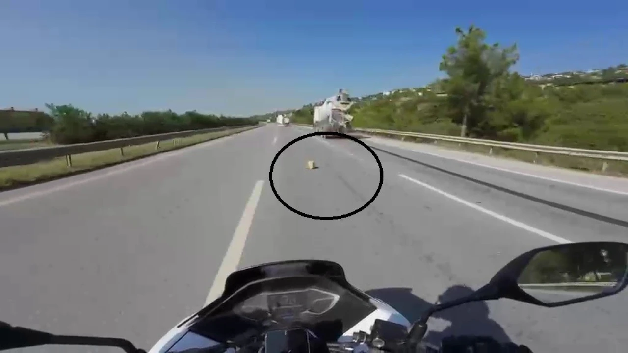Mikserden düşen malzeme motosiklet sürücüsünü ölümle burun buruna getirdi