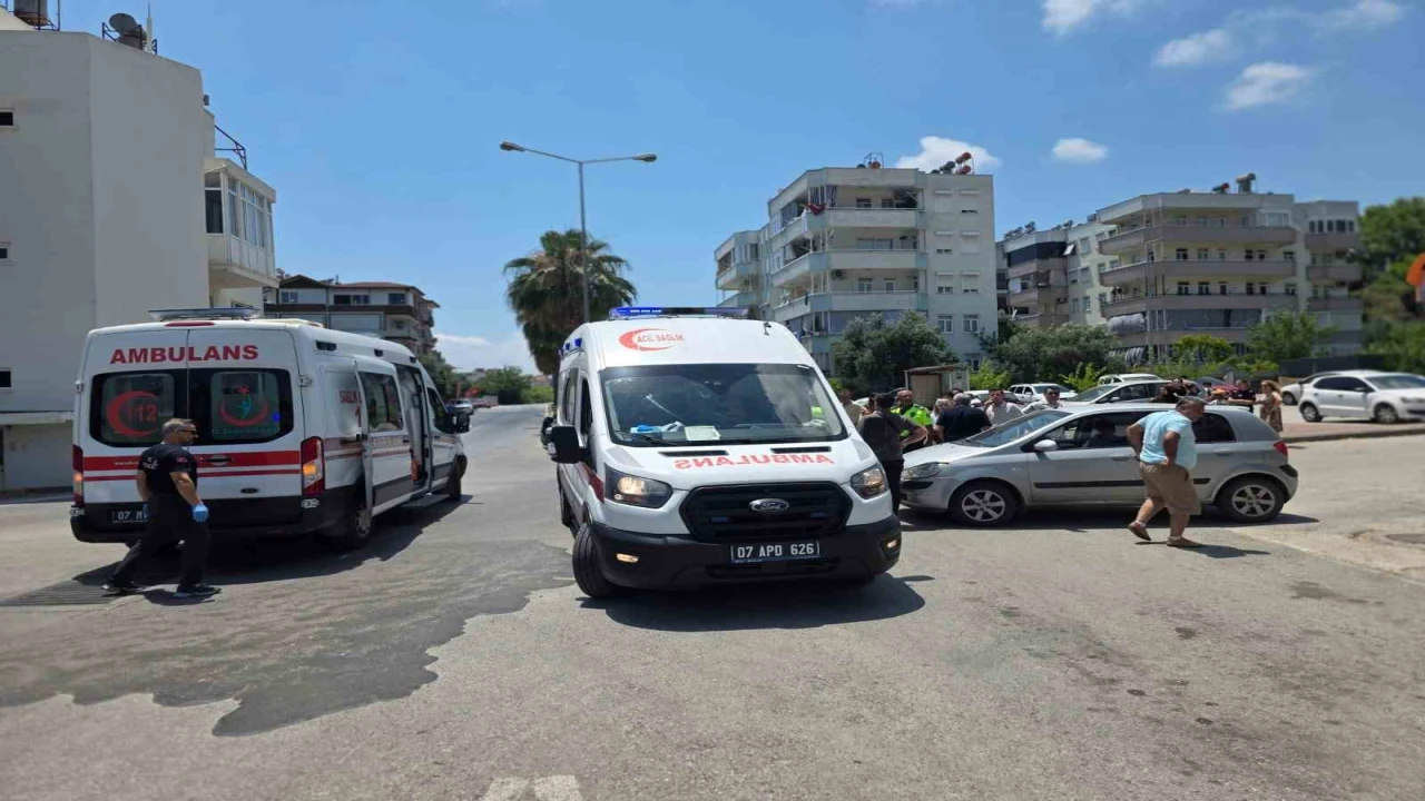Motosiklet ile otomobil çarpıştı: 2 yaralı
