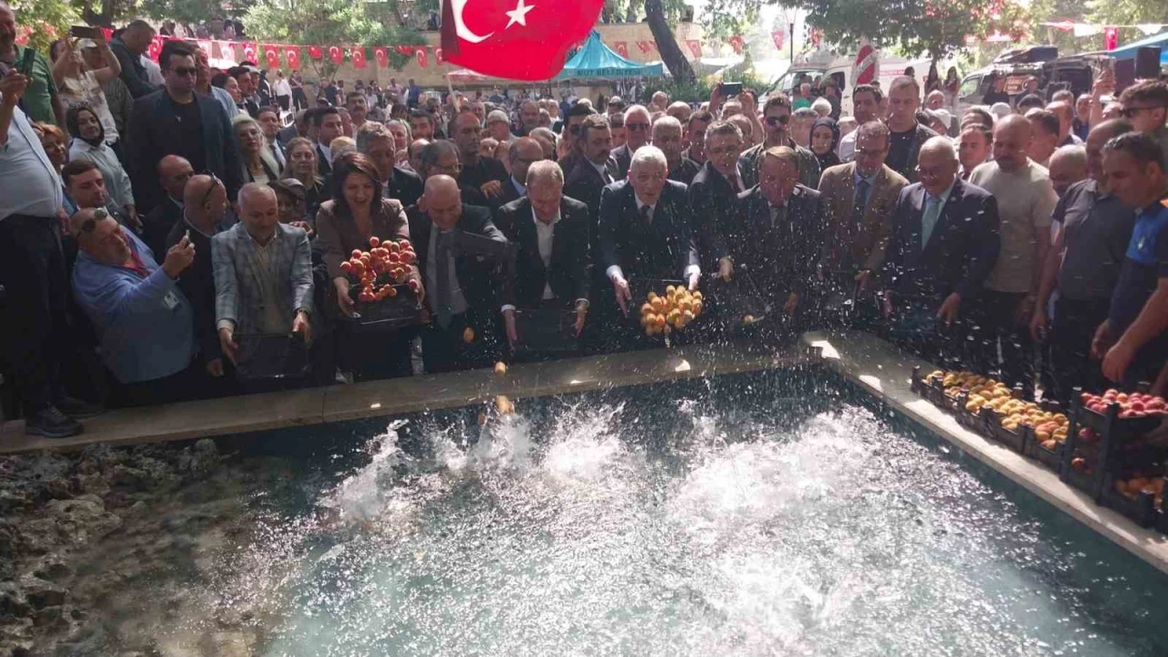 Mutta 64. Karacaoğlan ve Kayısı Festivali coşkuyla başladı