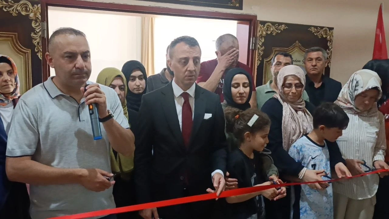 Okula silahlı saldırıda hayatını kaybeden Kerem Erdem Güngörün adı konferans salonunda yaşatıldı