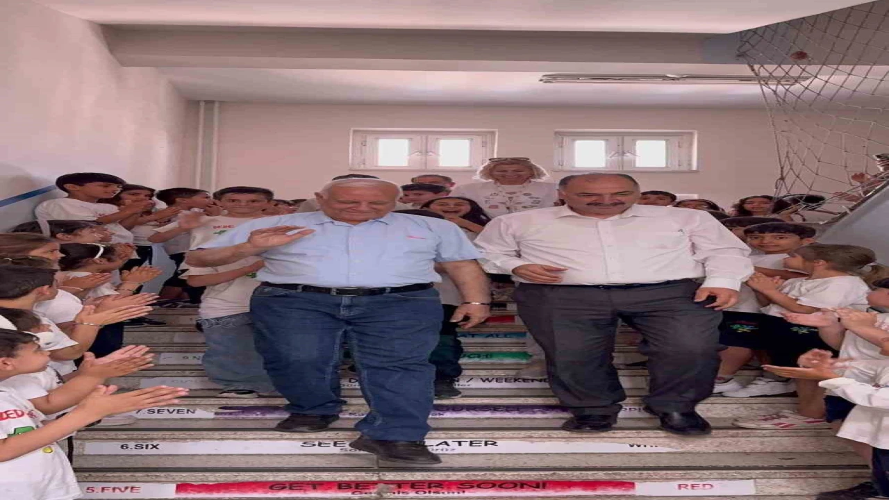 Osmaniyede 44 yıllık öğretmen çiçekler ve meşalelerle emekliliğe uğurlandı