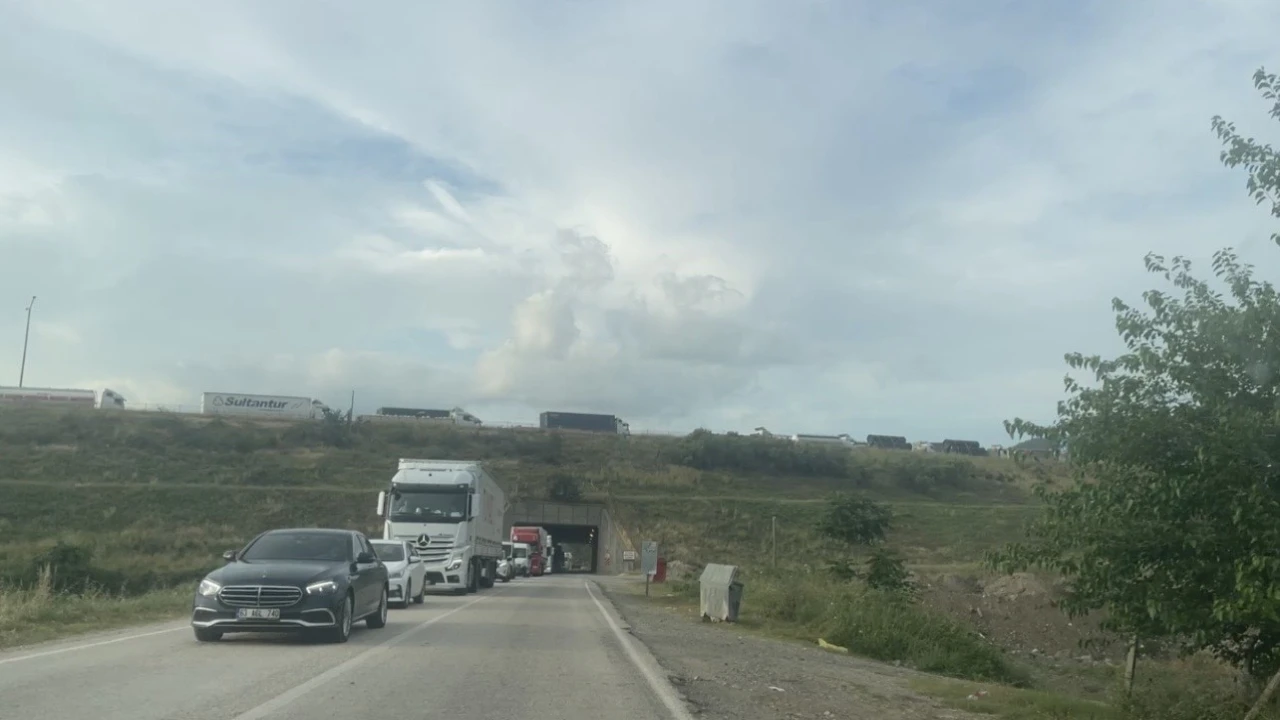 Osmaniyede 6 ağır tonajlı aracın karıştığı kazada 2 kişi yaralandı