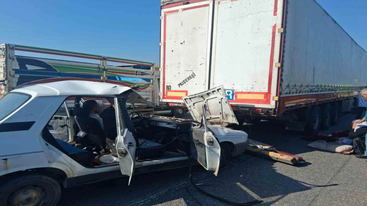 Osmaniyede otomobil tıra çarptı: 3ü çocuk 5 yaralı