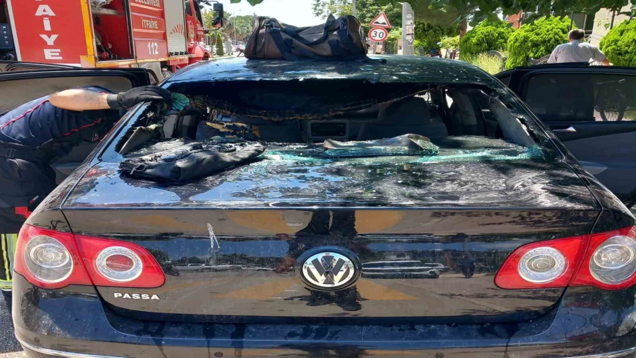 Osmaniyede otomobilde çıkan yangın itfaiyenin müdahalesiyle söndürüldü