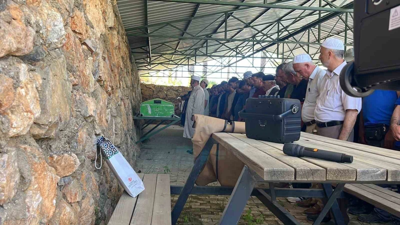 Otobüs kazasında hayatını kaybeden hafız Merve Erik Alanyada toprağa verildi