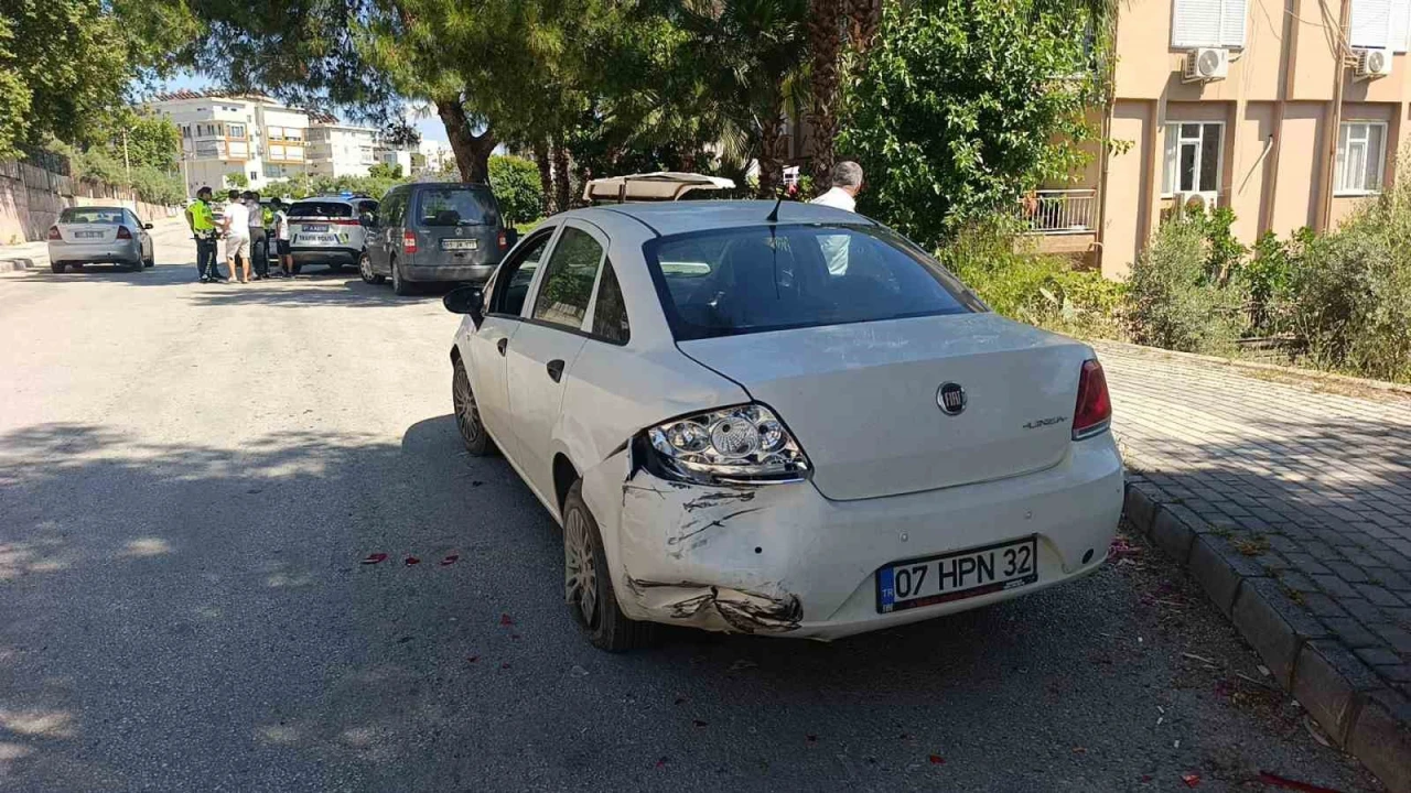 Otomobil, park halindeki araca çarptı: 1 yaralı