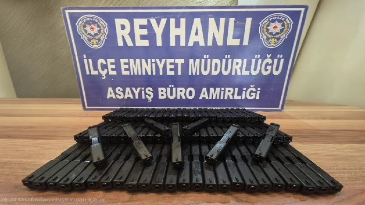 Otomobilin bagajındaki zuladan onlarca silah parçası çıktı