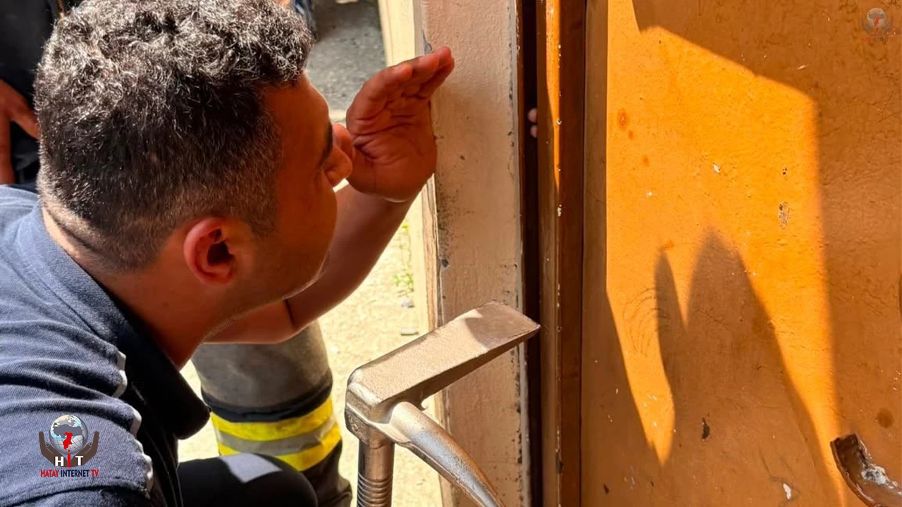 Parmağı kapıya sıkışan çocuğun imdadına itfaiye yetişti