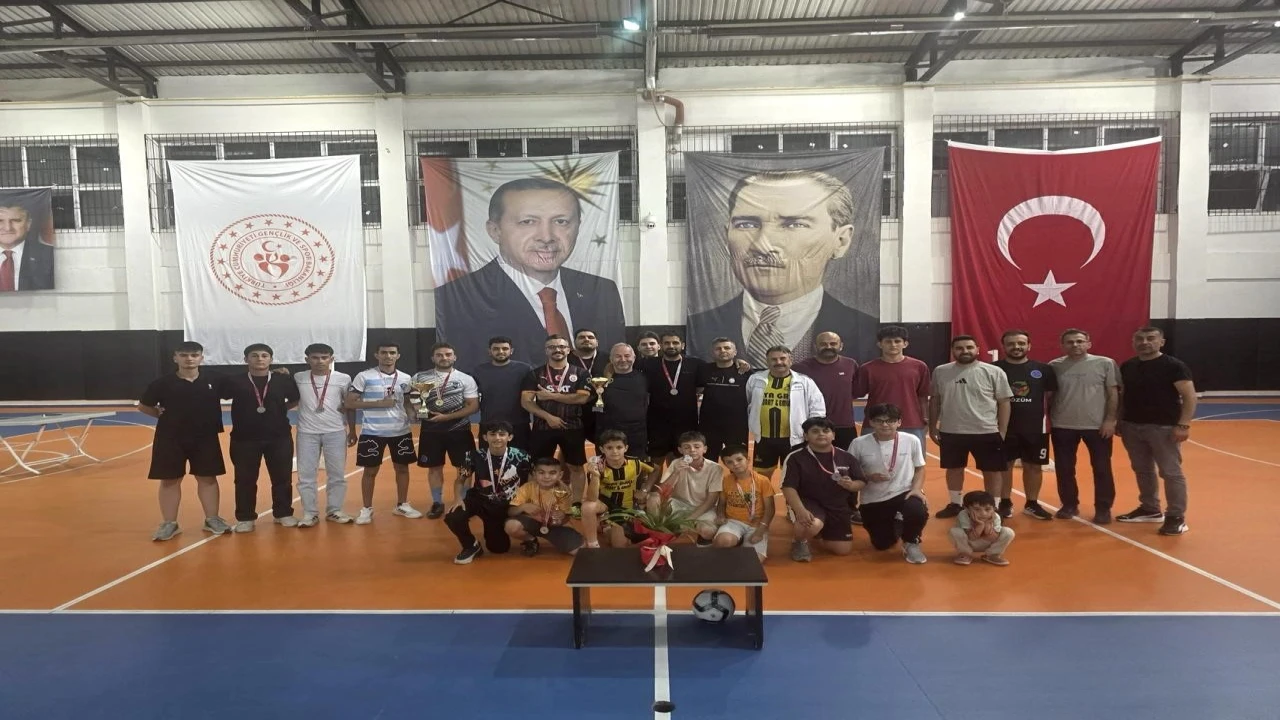 Pozantıda ilk kez düzenlenen ayak tenisi turnuvası yoğun ilgi gördü