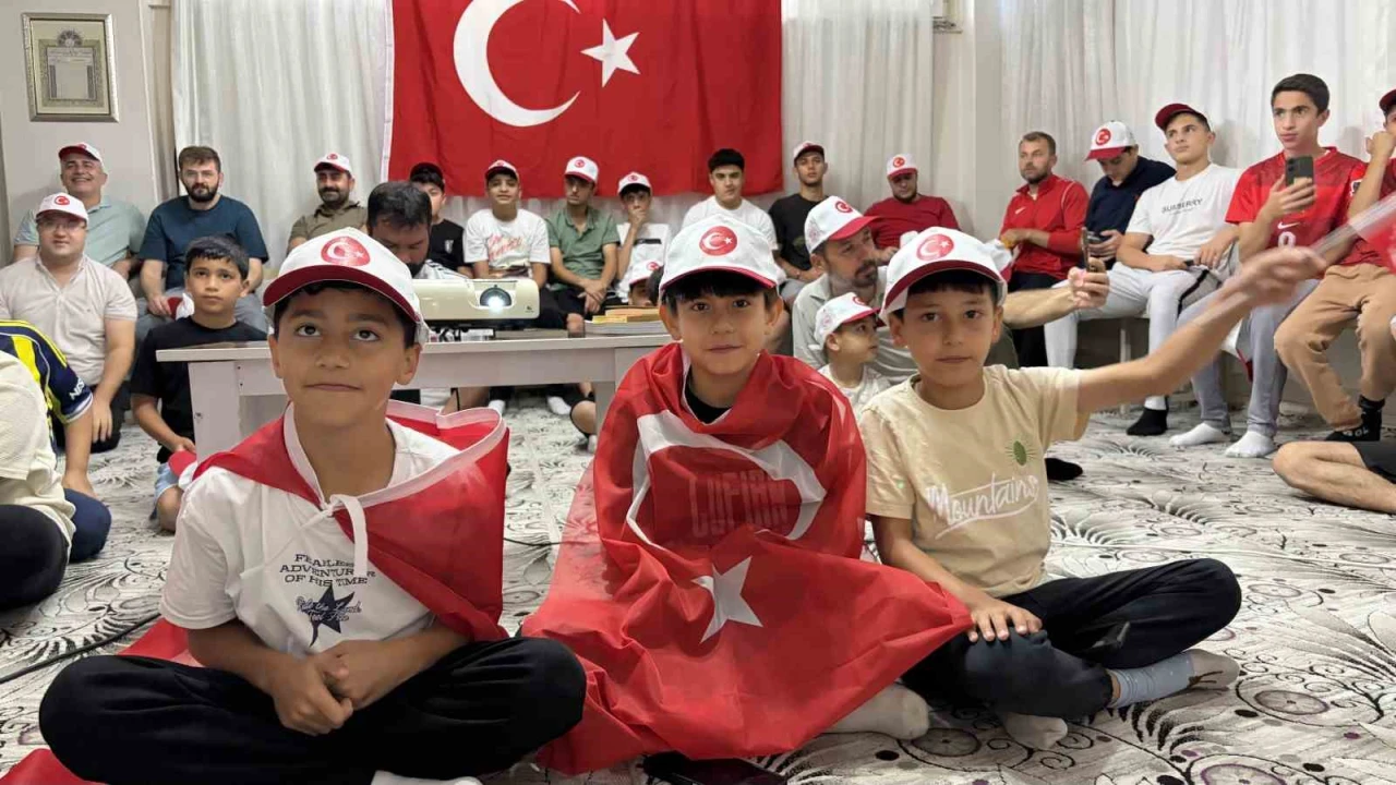 Sabah namazında buluştular, Dünya Kupası heyecanını camide yaşadılar