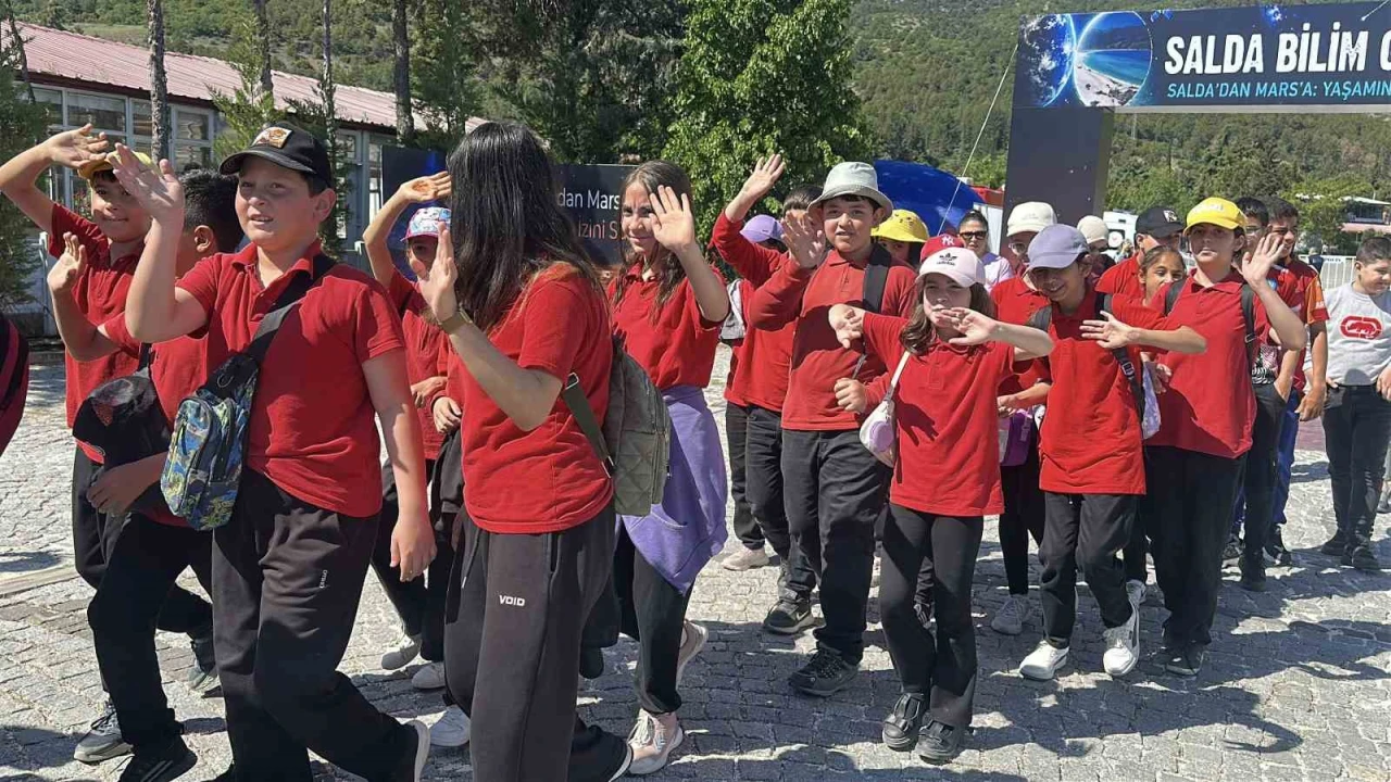 Salda Gölü kıyısında bilim şöleni: Öğrenciler ve bilim insanları bir araya geldi