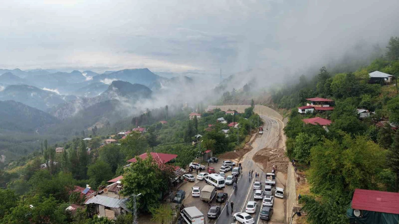 Şiddetli yağış heyelana yol açtı, motosiklet toprak altında kaldı