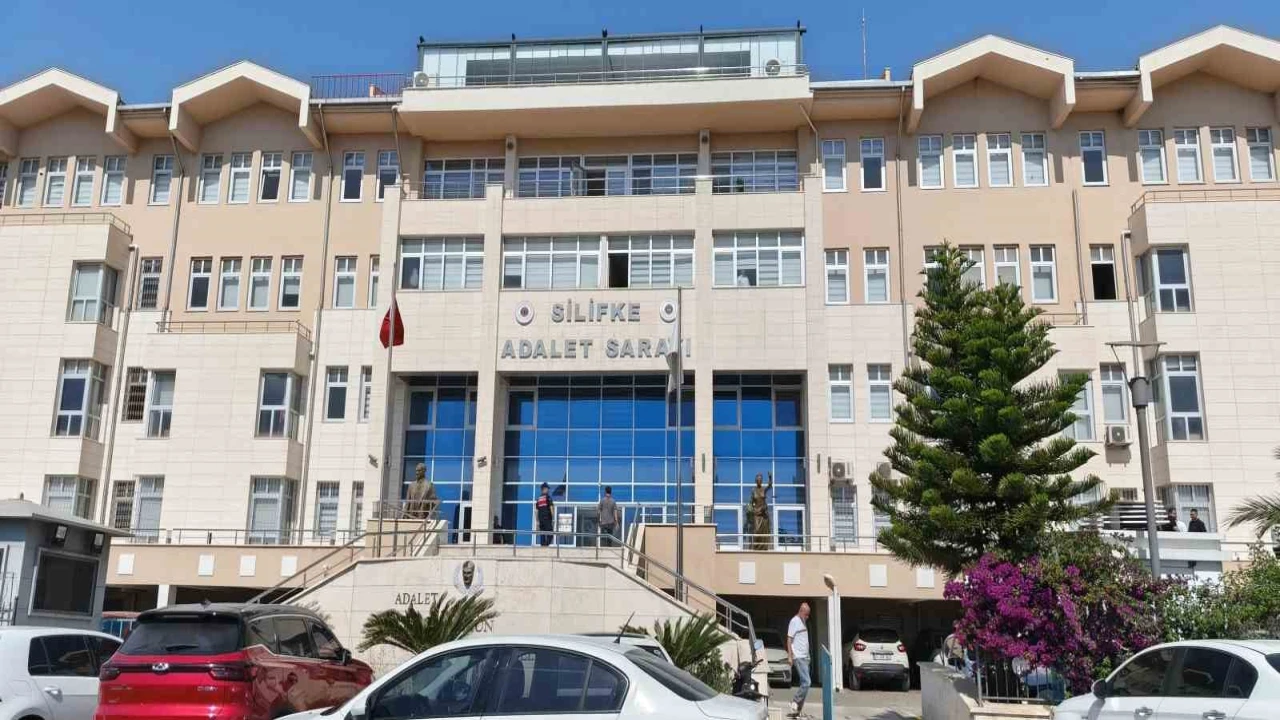 Silifke Belediyesine yönelik operasyonda gözaltına alınan 19 şüpheli adliyeye sevk edildi